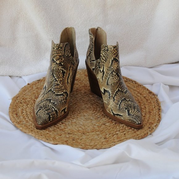 Vince Camuto Shoes - NWT Vince Camuto Ankle Booties
